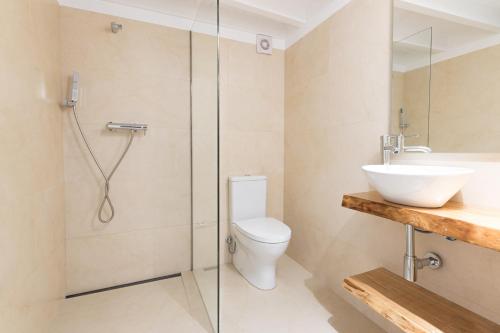 查韦斯Alojamento Porta14.3的带淋浴、卫生间和盥洗盆的浴室