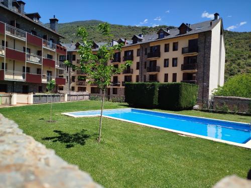 索特Apartaments Sort Pirineus的一座公寓大楼的庭院内的游泳池