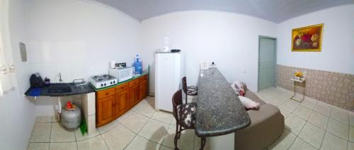帕劳阿佩巴斯Flat JM的带沙发和台面的厨房