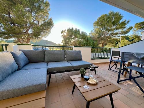 桑帕克Apartamento Brisa de Menorca的客厅配有沙发和桌子