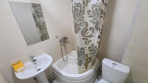 KarmanaFAYZ HOTEL的浴室设有卫生间、水槽和淋浴帘