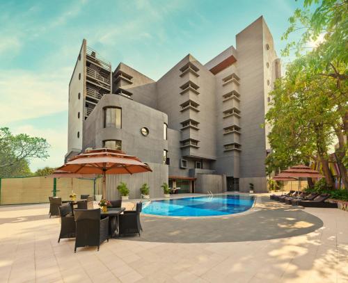 巴罗达Vivanta Vadodara的 ⁇ 染酒店,带游泳池