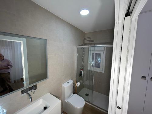 哈恩Centrico alojamiento的浴室配有卫生间、盥洗盆和淋浴。