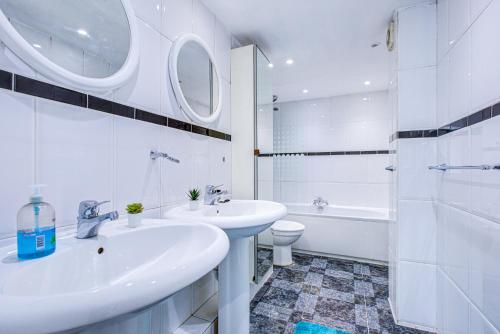 迪拜Dubai World Central Budget Apartments的白色的浴室设有水槽和卫生间。
