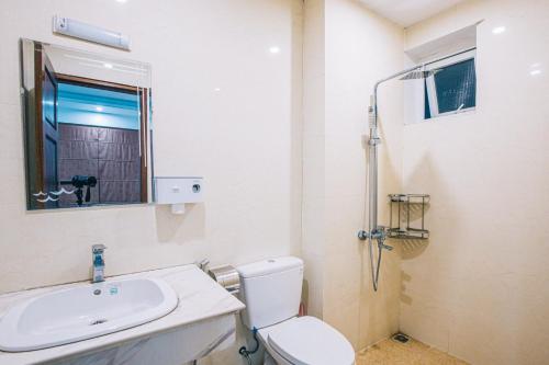 岑山Villa Sao Biển 15 FLC Sầm Sơn的浴室配有卫生间、盥洗盆和淋浴。