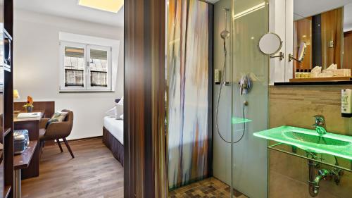 慕尼黑德意志橡树酒店 的客房内设有带水槽和淋浴的浴室