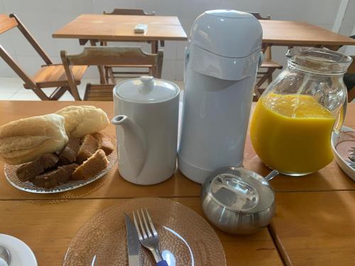 萨尔瓦多VIRASSOL Praia Hotel的餐桌,早餐包括面包和橙汁