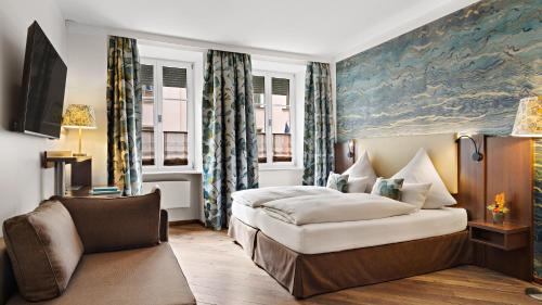 慕尼黑德意志橡树酒店 的酒店客房设有一张大床和窗户。