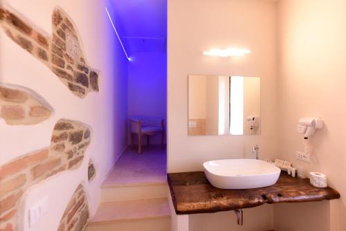 塞吉阿诺Agriturismo Le Casaline的一间带水槽和镜子的浴室