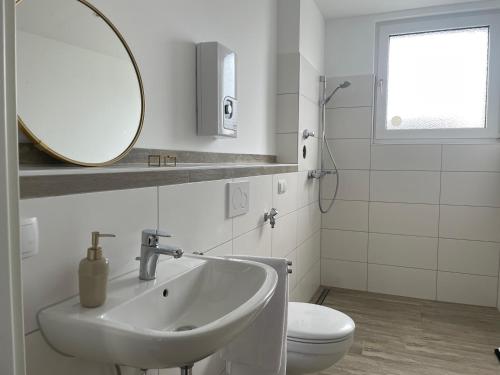 汉诺威SPLENDID I Unique Spacious Apartment的白色的浴室设有水槽和镜子