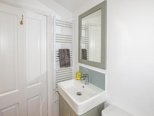 惠茨特布尔3 Bed in Whitstable WCC07的白色的浴室设有水槽和镜子