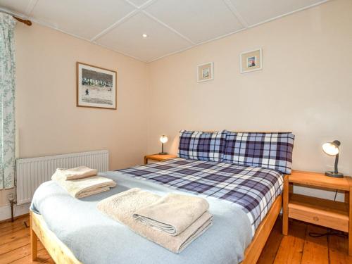 惠茨特布尔3 Bed in Whitstable WCC07的一间卧室配有带毛巾的床