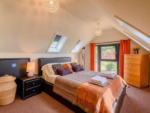 1 Bed in Sissinghurst 88466的一间卧室设有一张床和一个窗口