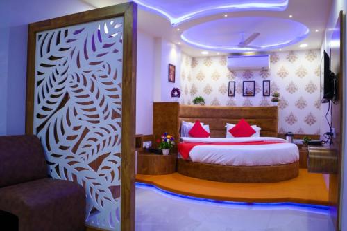 艾哈迈达巴德Hotel Landmark inn的一间卧室配有红色枕头的床