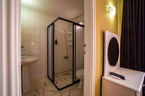 科纳克勒DE MARE FAMILY Hotel的带淋浴、卫生间和盥洗盆的浴室