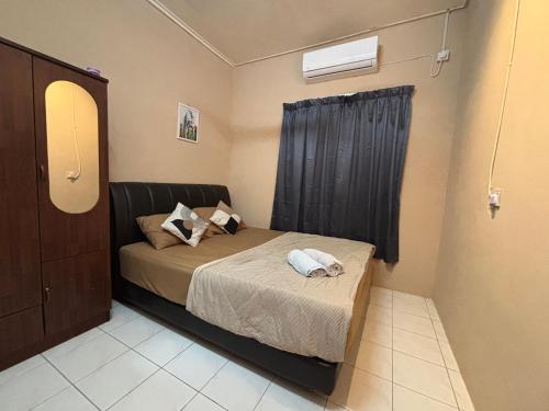 米里Citadil Homestay的一间小卧室,配有床和窗户