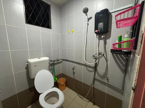 米里Citadil Homestay的一间带卫生间和淋浴的小浴室
