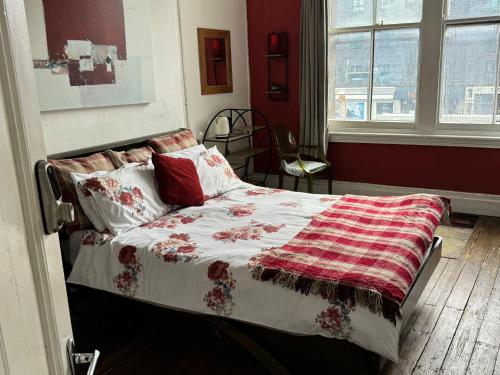伯明翰Premium Dighbeth的一间卧室配有一张床铺,床上有毯子