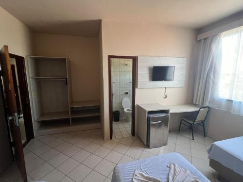 波多韦柳中央酒店的客房设有带卫生间的浴室和书桌。