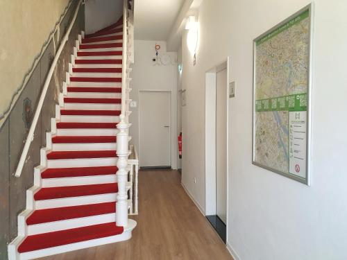 不莱梅Aparthotel Sanni的房屋内有红色和白色楼梯的楼梯