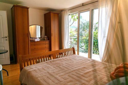 普查尼Villa Orlan的一间卧室设有一张床和一个大窗户
