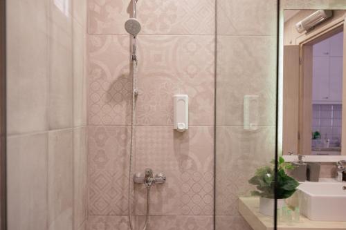 科孚镇Corfu Town Luxury Studios -A的浴室里设有玻璃门淋浴
