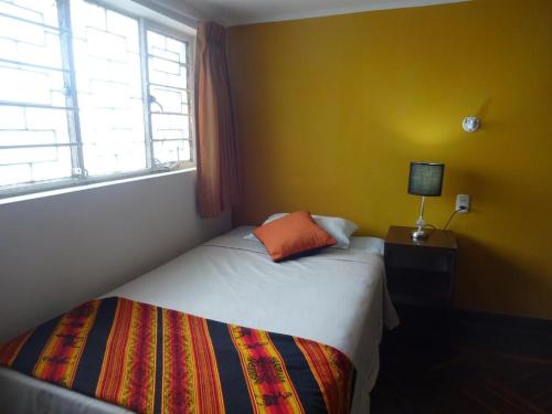 利马Sumaq Wasi Barranco II的一间小卧室,配有床和窗户