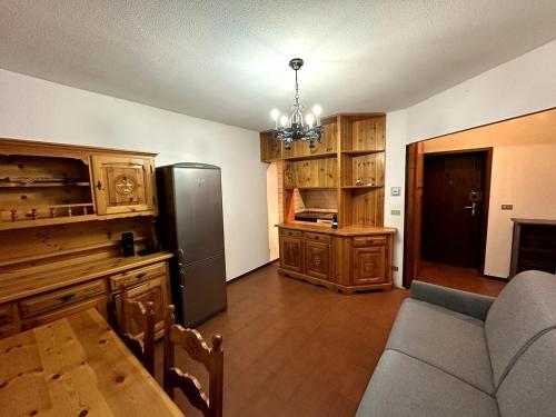 巴多尼奇亚Appartamento Bardonecchia的带沙发和冰箱的厨房