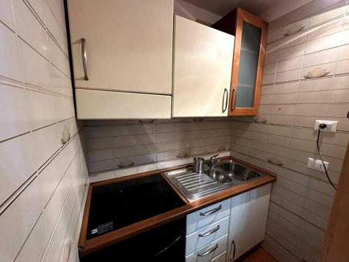 巴多尼奇亚Appartamento Bardonecchia的一间带水槽和炉灶的小厨房