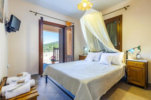 斯科派洛斯Naiades superior apartments in Skopelos with sea view close to the town的一间卧室设有一张床和一个滑动玻璃门