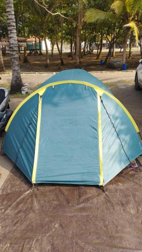 BulakbendaMadasari Outdoor Camping Tenda Paket Hemat的蓝色和黄色的帐篷,位于地面