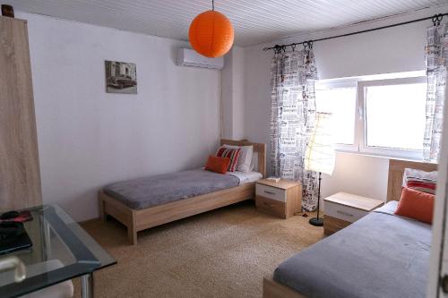普查尼Villa Orlan的小房间设有两张床和窗户