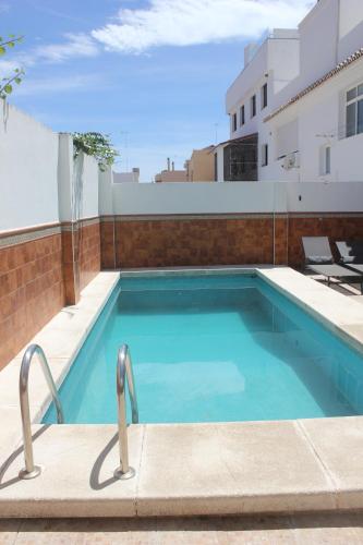 马拉加Apartamento con piscina en Ciudad Jardín的建筑物屋顶上的游泳池