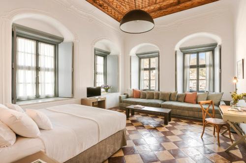 伊兹拉Hydrea Exclusive Hospitality的一间卧室配有一张床和一张沙发