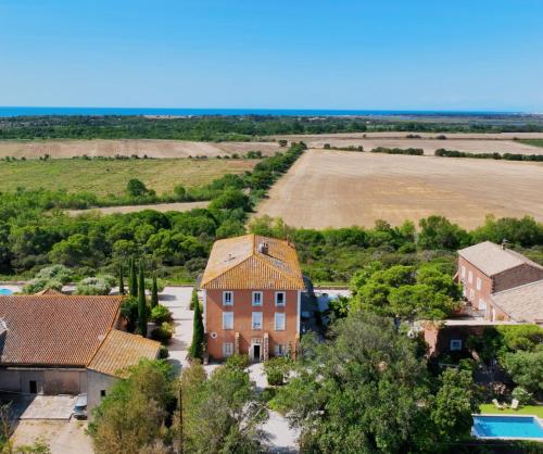 波尔蒂拉盖Domaine de Roque Haute的房屋和田野的空中景观
