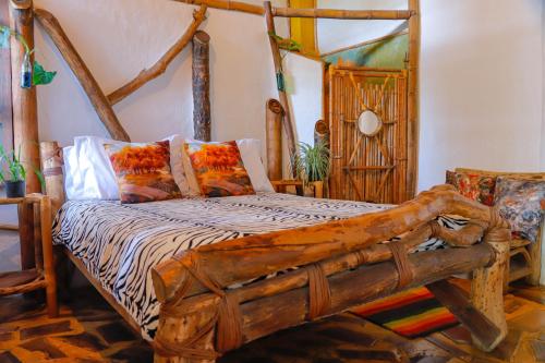 圣奥古斯丁Hotel Casa Tarzan的一间卧室配有一张木床