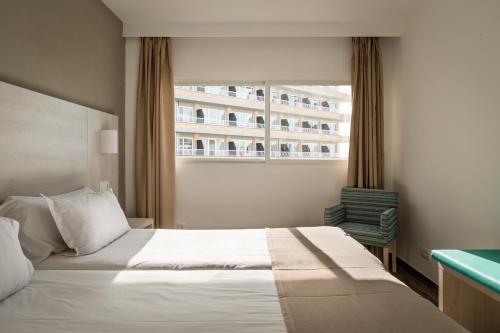马盖鲁夫维斯塔索公寓 的酒店客房设有床和窗户。