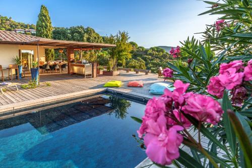 维琪奥港贝尔舍伊巴隆巴热亚酒店的一座带粉红色花卉游泳池的房子