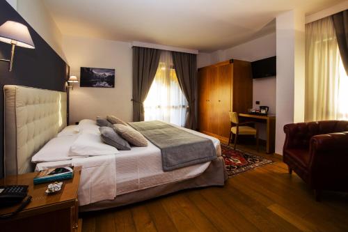 圣文森特天堂酒店及疗养中心的配有一张床和一张书桌的酒店客房