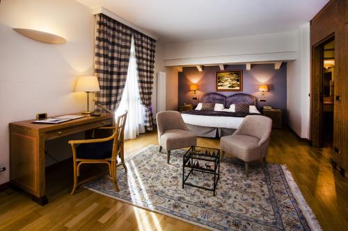 圣文森特天堂酒店及疗养中心的卧室配有一张床、一张桌子和椅子