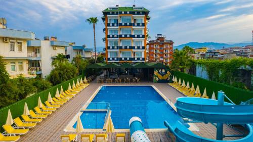 科纳克勒DE MARE FAMILY Hotel的一个带黄色椅子的游泳池和一间酒店