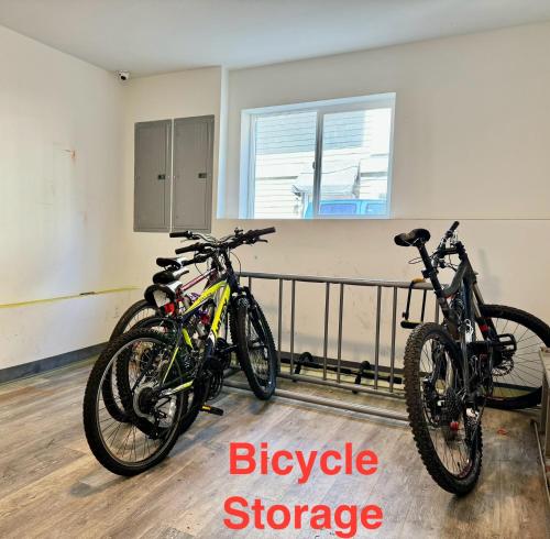 西雅图Micro Studio Apartment 10 Minutes Walk to University of Washington的两辆自行车停放在自行车存放室