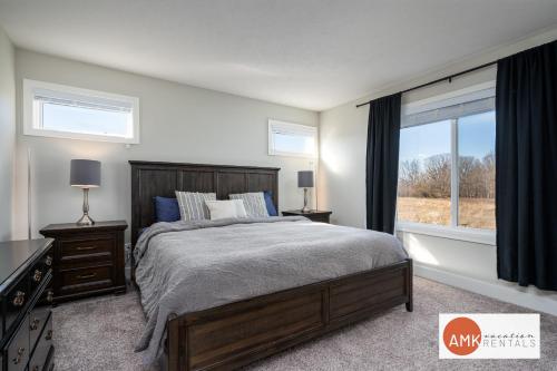 Deer Haven的一间卧室设有一张大床和一个窗户。