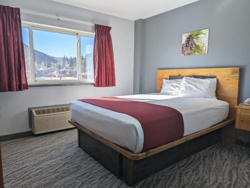 戴德伍德First Gold Gaming Resort的一间卧室设有一张大床和大窗户