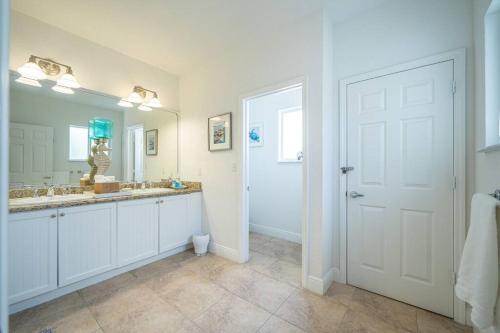 爱丽丝镇Bimini Blue Villa Villa的一间带两个盥洗盆和大镜子的浴室
