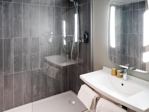 图卢兹 图卢兹马塔比奥站宜必思酒店的带淋浴、盥洗盆和镜子的浴室