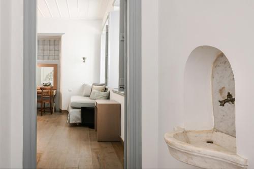 伊兹拉Hydrea Exclusive Hospitality的一间带水槽的浴室和一间带一张床的卧室
