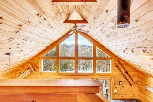 贝塞尔Gorgeous Chalet! VIEWS! Hot Tub! Sleeps 12! Games的小木屋内的一个房间,设有大窗户