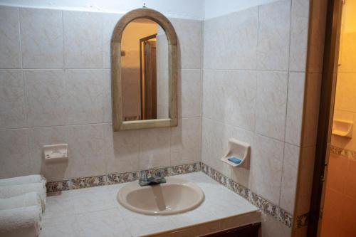 普拉亚卡门Vista Caribe Playa的一间带水槽和镜子的浴室