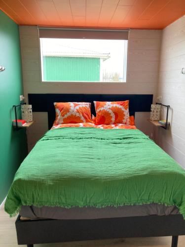 格仑达积图The Cat’s Cradle的一间卧室配有一张橙色天花板的床